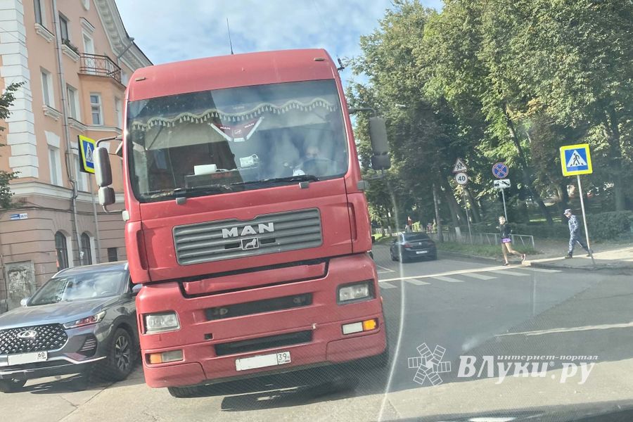 Ещё одно ДТП в Великих Луках заблокировало центр города (ФОТО)