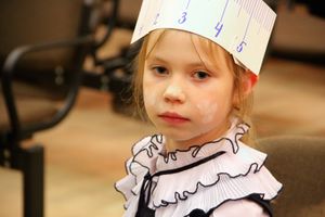 Зачем самых младших учеников 13-й школы испачкали мелом (ФОТО)