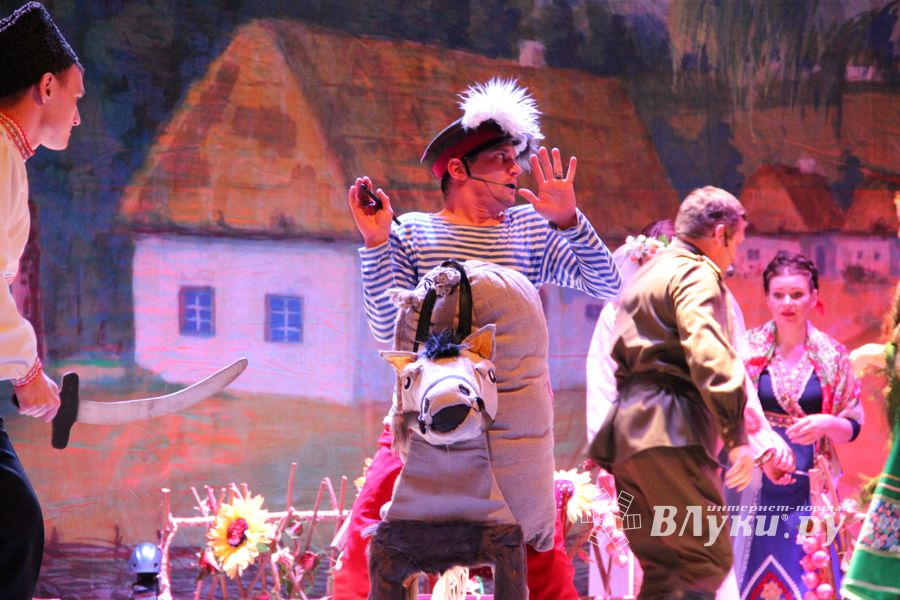 Кони стоят пьяные, хлопцы запряженные — в ГДК Ленина сыграли «Свадьбу в Малиновке» (ФОТО)