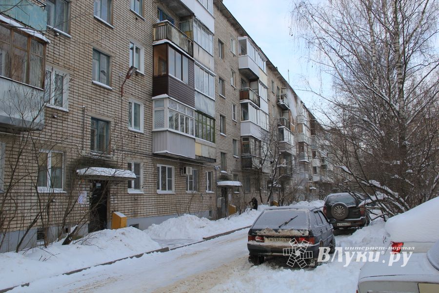 Смелые люди на крышах Великих Лук