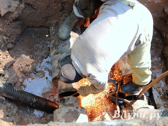 Не выдержала испытания: на Нелидовской ремонтируют теплотрассу (ФОТО)