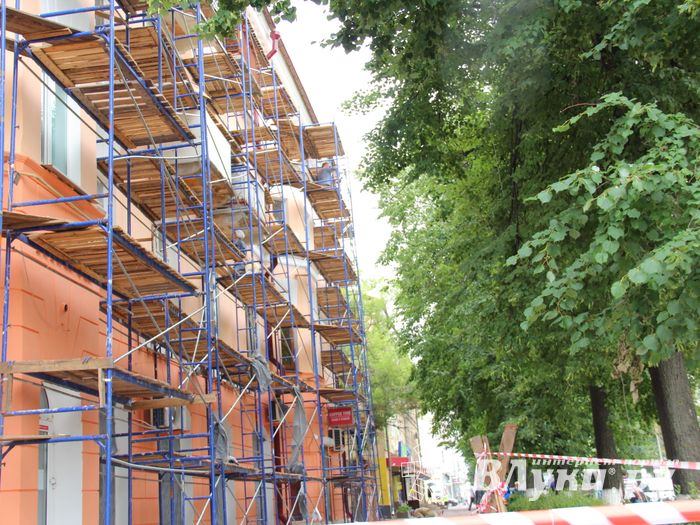 В Великих Луках сажают, стригут и красят (ФОТО)