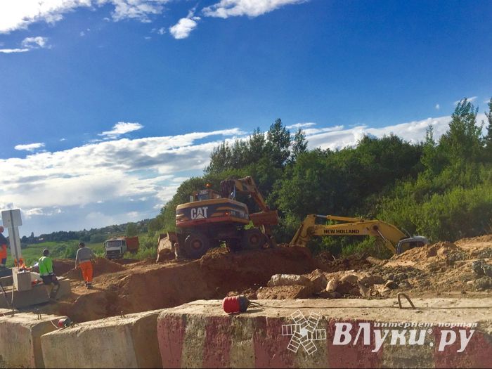 Фотофакт: Федеральную трассу М9 ремонтируют