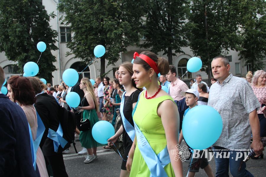 Великолукской «Бригантине» пришлось поплавать под дождём (ФОТО)