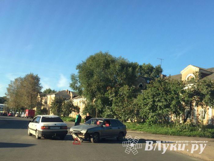 Две легковушки столкнулись в Великих Луках (ФОТО)