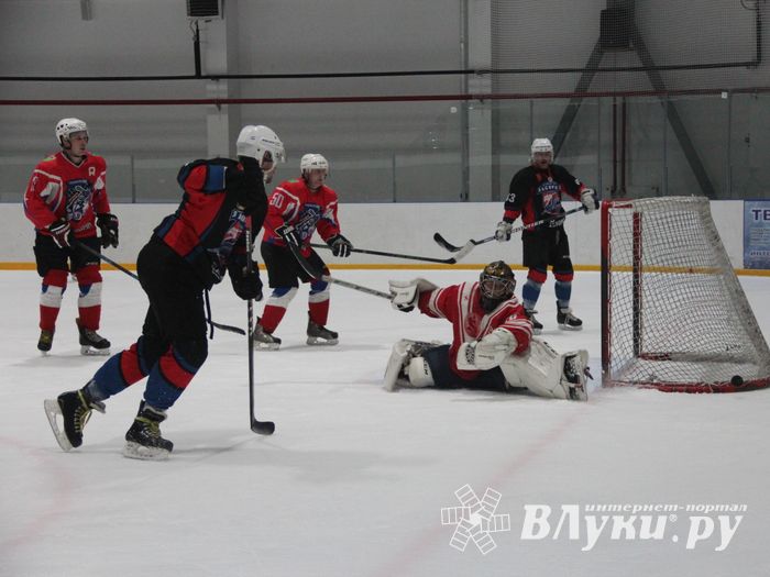 Памятный турнир по хоккею прошел в великолукском «Айсберге» (ФОТО)