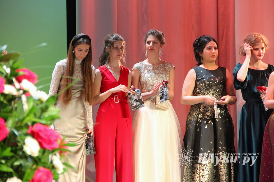 Великолукским выпускникам вручили медали «За особые успехи в учении» (ФОТО)