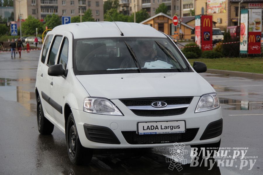 В Великих Луках прошла «Весенняя автоярмарка Великие Луки — 2015» (фото)