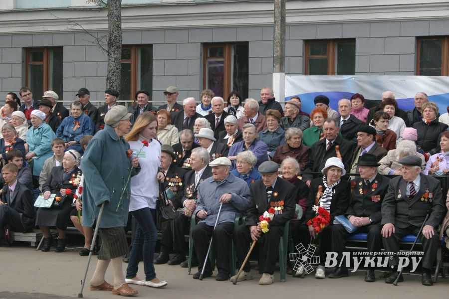 В Великих Луках прошел Военный парад