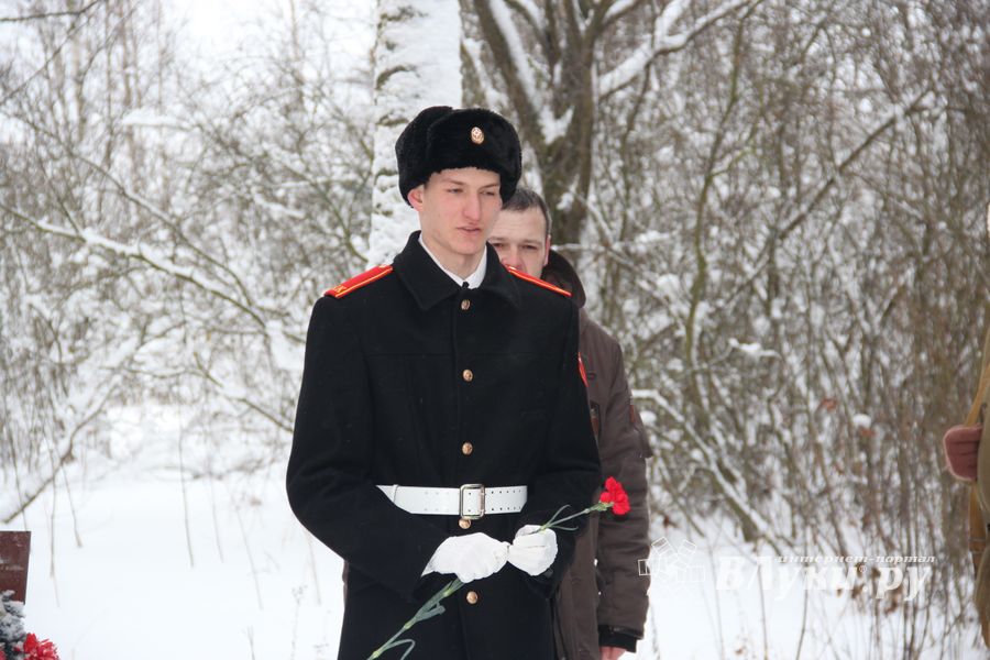 Никто не забыт: в Великих Луках благоустроили могилу неизвестного солдата (ФОТО)