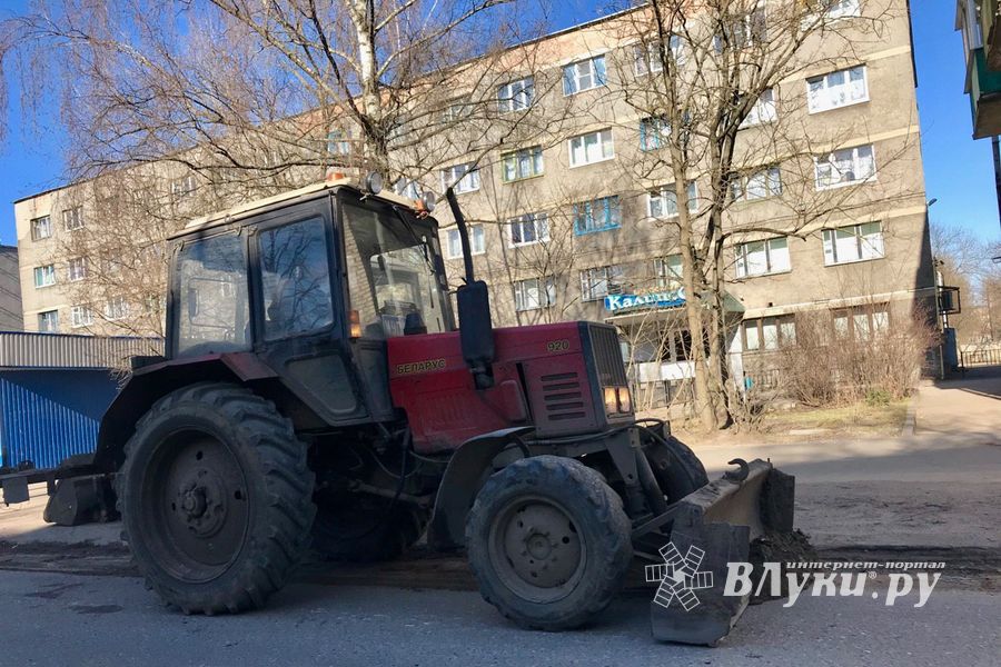 В Великих Луках для уборки перекрыли ул. Зверева (ФОТО)