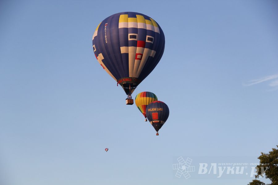 В Великих Луках открылась Международная юбилейная встреча воздухоплавателей (фото)