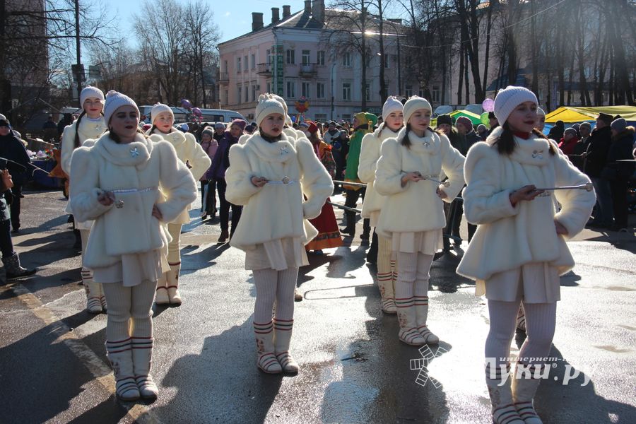 В Великих Луках широко отметили Масленицу (ФОТО)