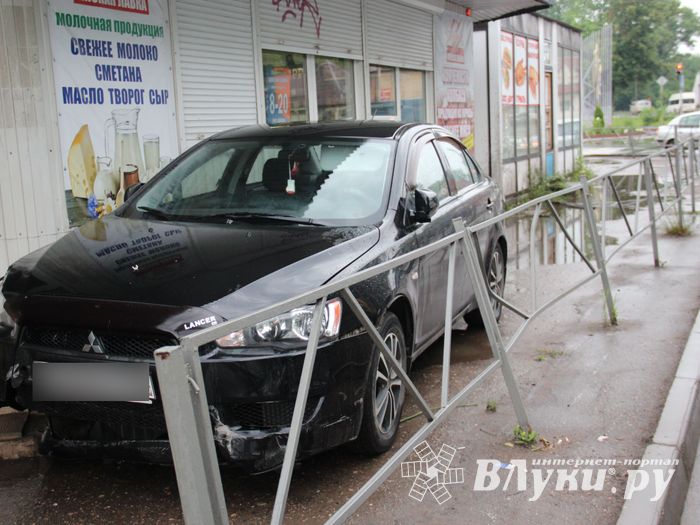 В Великих Луках автомобиль протаранил ограждение и «припарковался» на остановке (ФОТО)