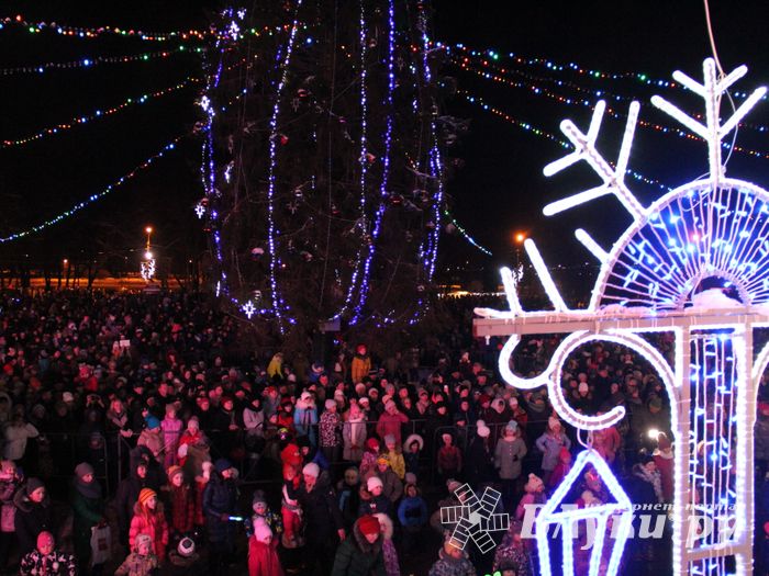 В Великих Луках зажгли Ёлку (ФОТО)