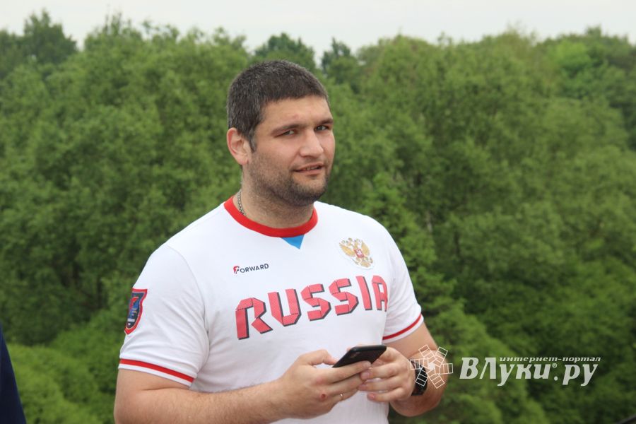 Великолучане провели зарядку с чемпионом (ФОТО)