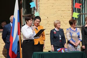 В Великих Луках прозвенели «последние» звонки (ФОТО)