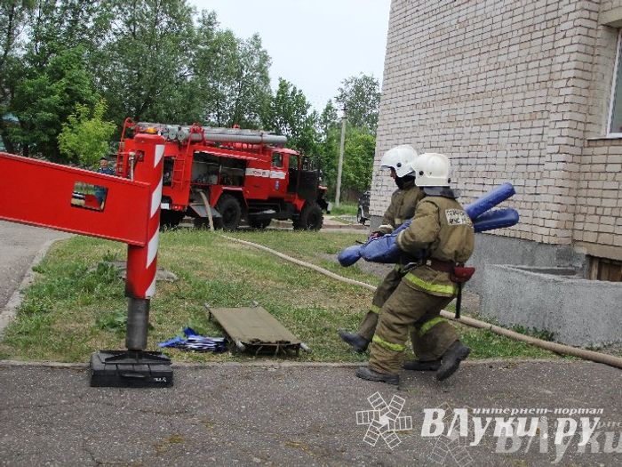 В Великих Луках прошли областные соревнования среди пожарных по спасению пострадавших