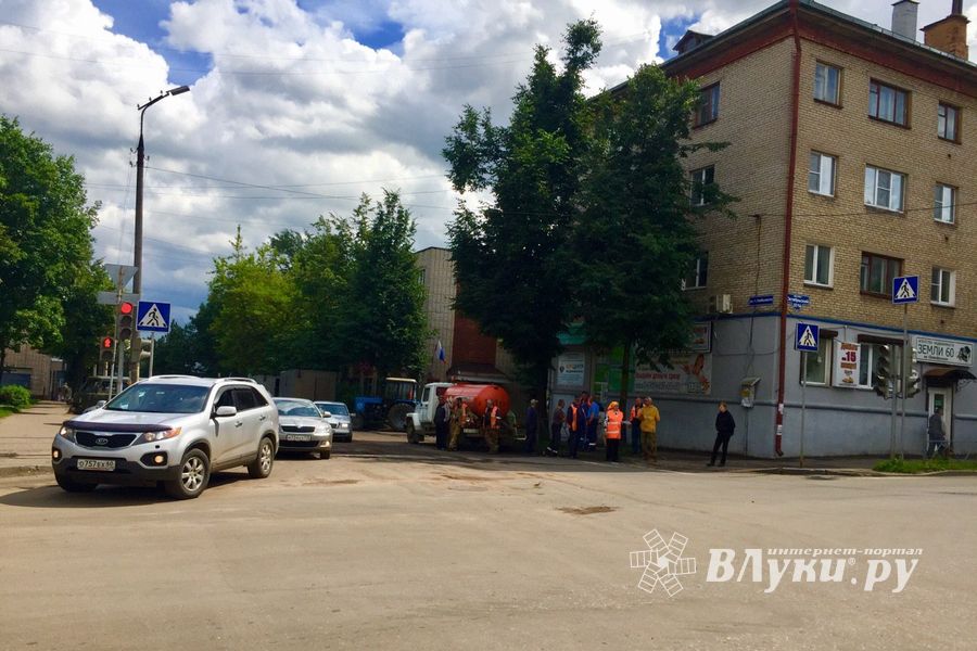 Ремонтировать ул. К. Либкнехта мешают припаркованные автомобили (ФОТО)