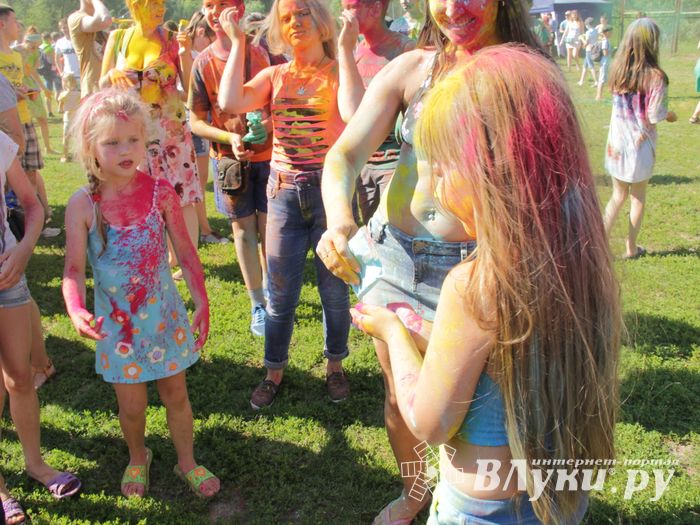 Яркие эмоции «ColorFest» в Великих Луках (ФОТО)
