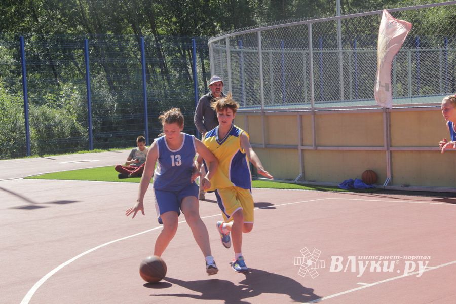 «Оранжевый мяч» в Великих Луках в День физкультурника (ФОТО)