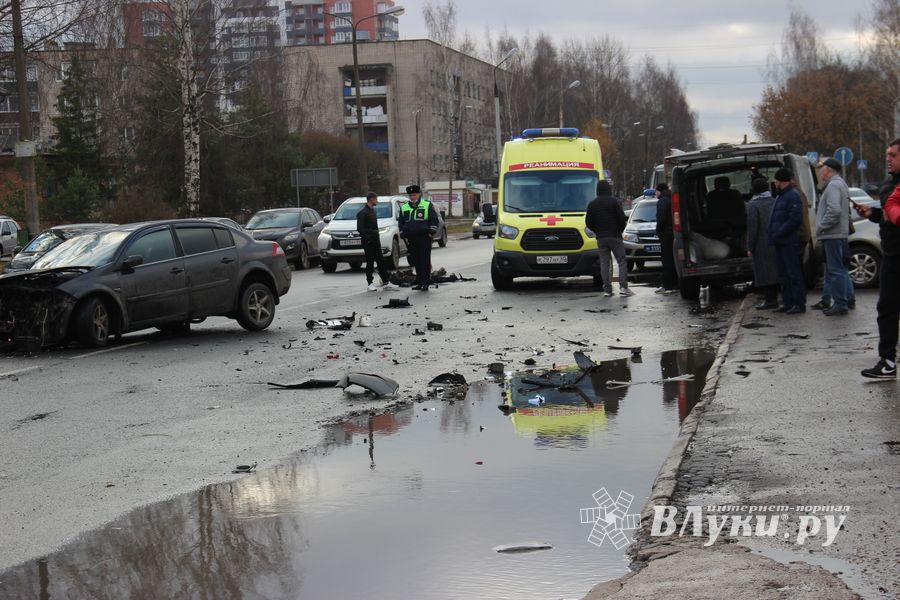 Серьёзное ДТП произошло в Великих Луках (ФОТО)