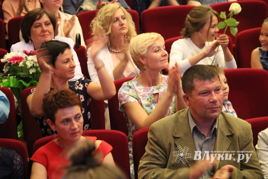 В Великих Луках выпускникам вручили медали «За особые успехи в учении» (ФОТО)