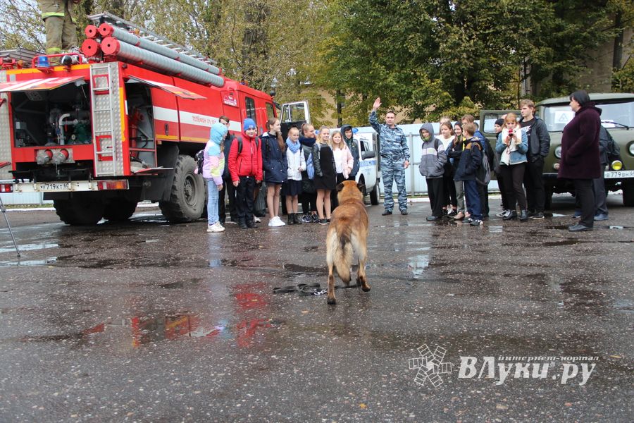 Великолукских школьников познакомили со спасательной техникой (ФОТО)