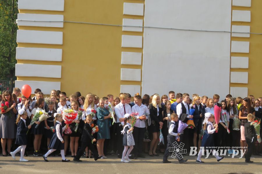 1 сентября в школах Великих Лук прошли Торжественные линейки (ФОТО)