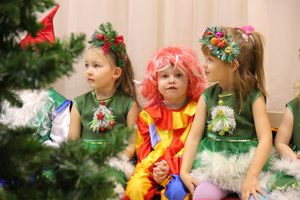 В детских садах Великих Лук проходят новогодние утренники (ФОТО)
