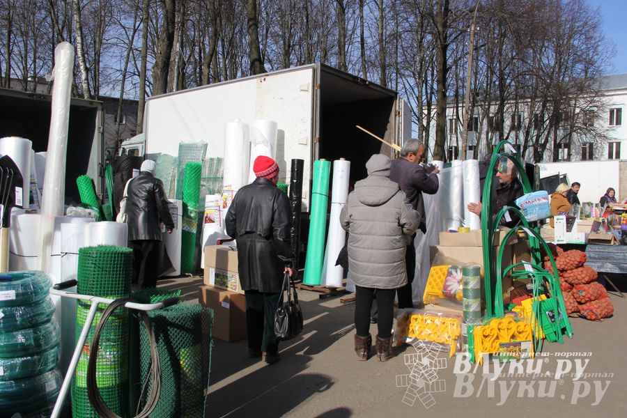 Универсальная торговая ярмарка «Весна-2015» прошла в Великих Луках (фото)