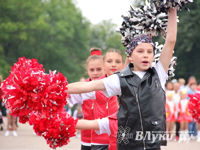 В Великих Луках проходит Международный фестиваль-конкурс среди мажореток и барабанщиц (ФОТО)
