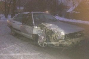 В Великих Луках неизвестный водитель врезался в дерево (ФОТО)