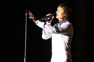 В Великих Луках состоялся концерт Артура (фото)