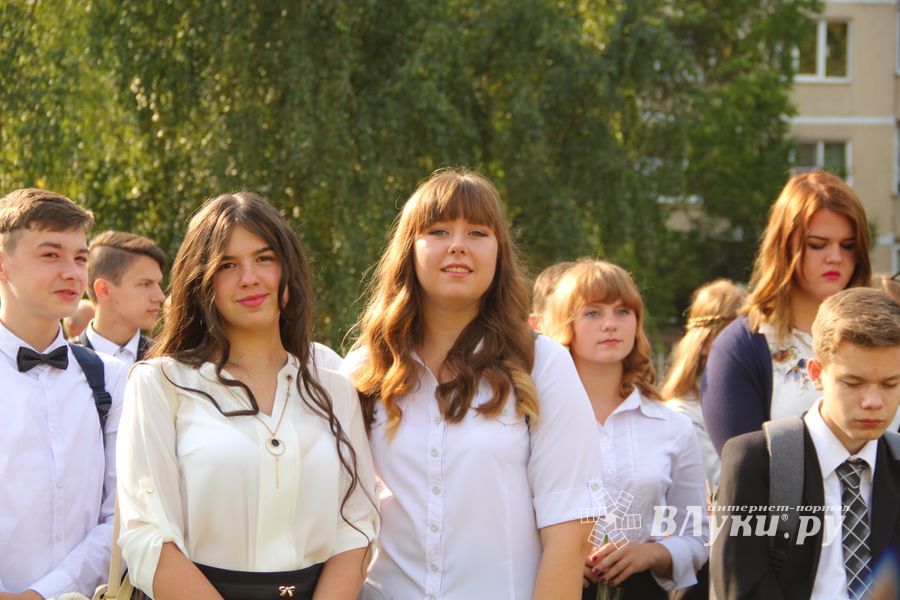 1 сентября в школах Великих Лук прошли Торжественные линейки (ФОТО)