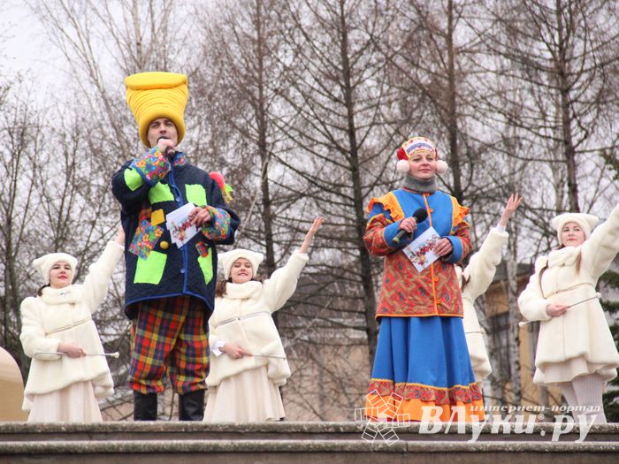 В Великих Луках сожгли Масленицу (фото)