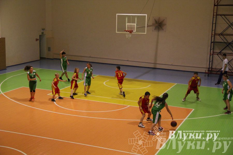 Интересный баскетбольный матч прошел в Великих Луках (фото)
