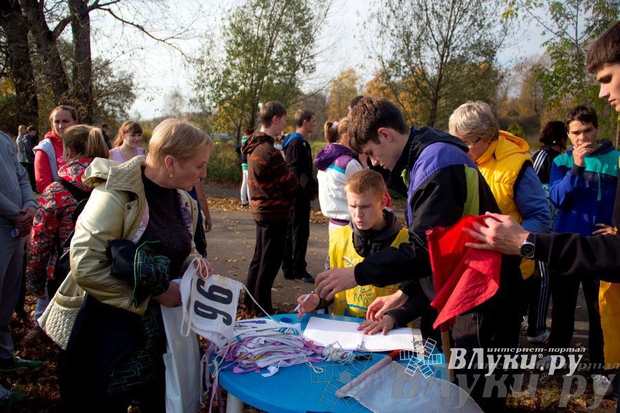 В Великих Луках прошел «Осенний кросс» 