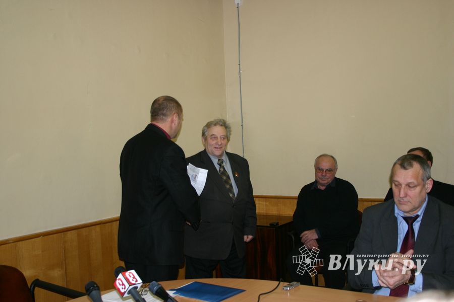 Удостоверение получает представитель А.Мурылева (округ №7) П.Васильев