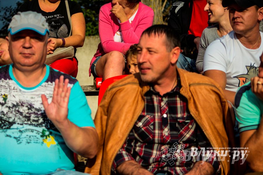 Матчи по футболу в рамках Первенства России проходят в Великих Луках (фото)