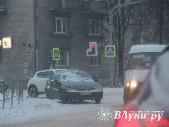 В Великих Луках на перекрестке бросили заглохший автомобиль (ФОТО)
