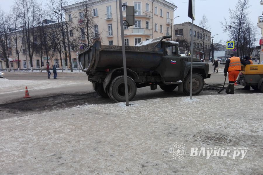 В Великих Луках продолжается ямочный ремонт дорог (ФОТО)