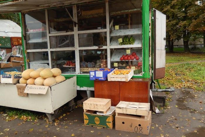Великолучанин возмущается «ущербной, грязной торговлей в центре города» (ФОТО)