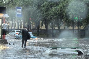 В Великих Луках ликвидируют подтопления от дождя (ФОТО)
