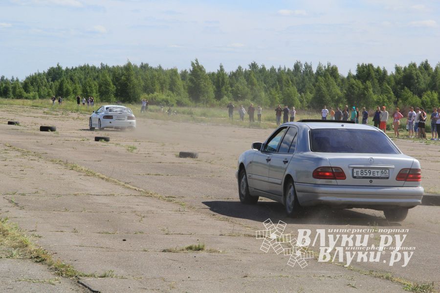 В Великих Луках прошел I этап Открытого чемпионата г. Великие Луки по Drag Racing (фото)