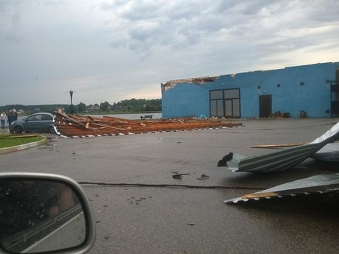 Ураган в Псковской области валил деревья и срывал крыши (ФОТО)