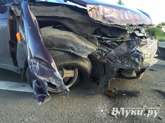 На трассе Рига-Москва столкнулись легковушка и фура (ФОТО)