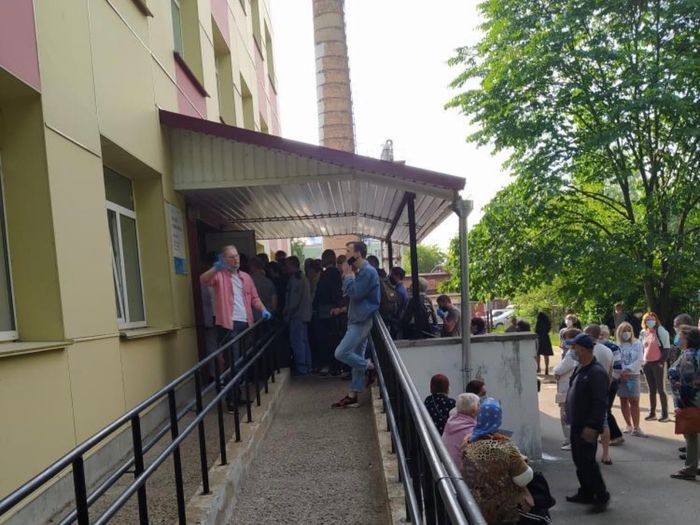 У городской поликлиники – огромная очередь (ФОТО)