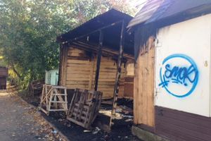 В Великих Луках сгорел торговый павильон (фото)