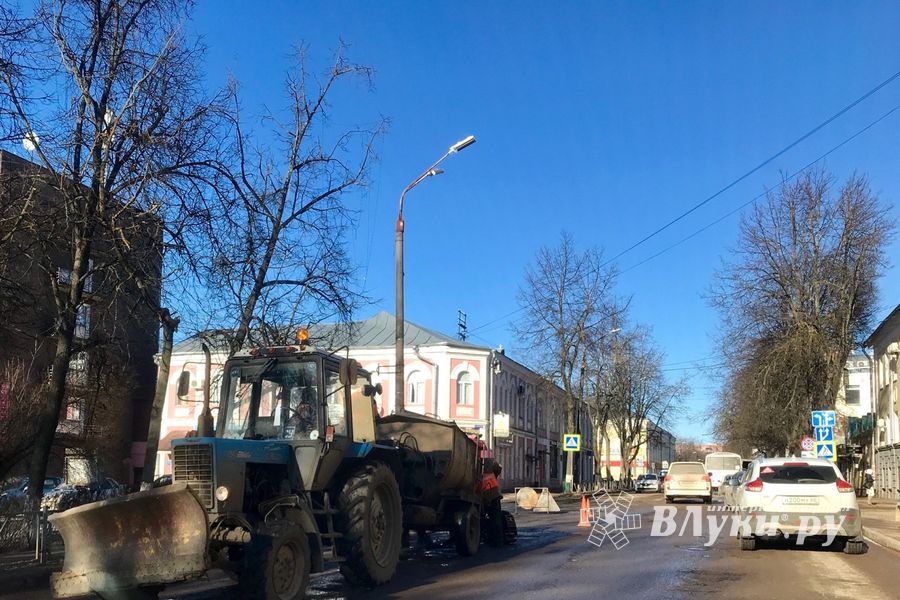 На ул. Некрасова проводится «ямочный» ремонт дороги (ФОТО)